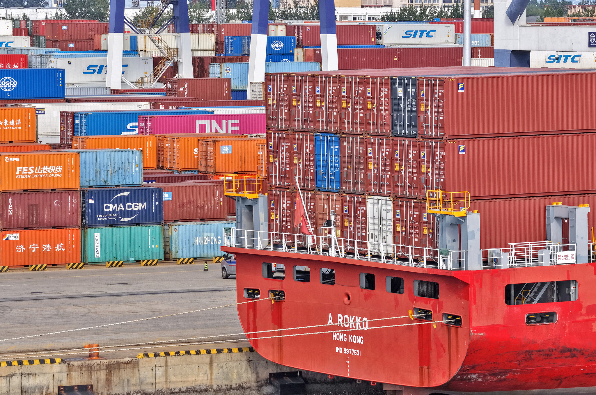 Container trucks shuttle through Yantai International Container Terminal in Yantai, Shandong Province, China, September 21, 2026. /VCG
