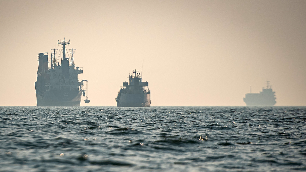 Cargo vessels are anchored in the Strait of Hormuz off the coast of Bandar Abbas, Iran, September 30, 2026. /VCG