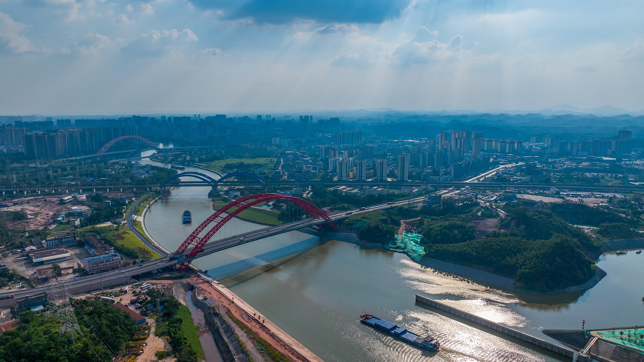 Cargo vessels loaded with production and daily necessities navigate in an orderly manner through the Qingnian Hub section of the Pinglu Canal in Qinzhou, south China's Guangxi Zhuang Autonomous Region, September 19, 2026. /VCG