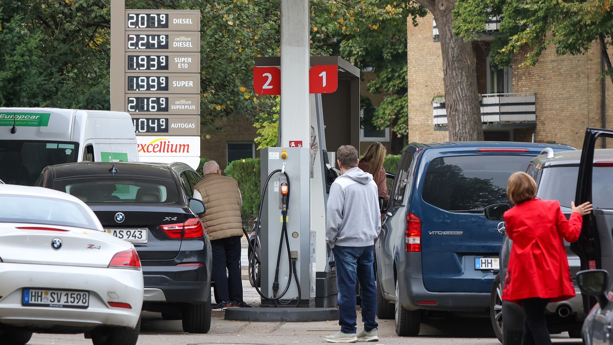 Cars are lined up at a gas station, Hamburg, Germany, October 1, 2026. /VCG