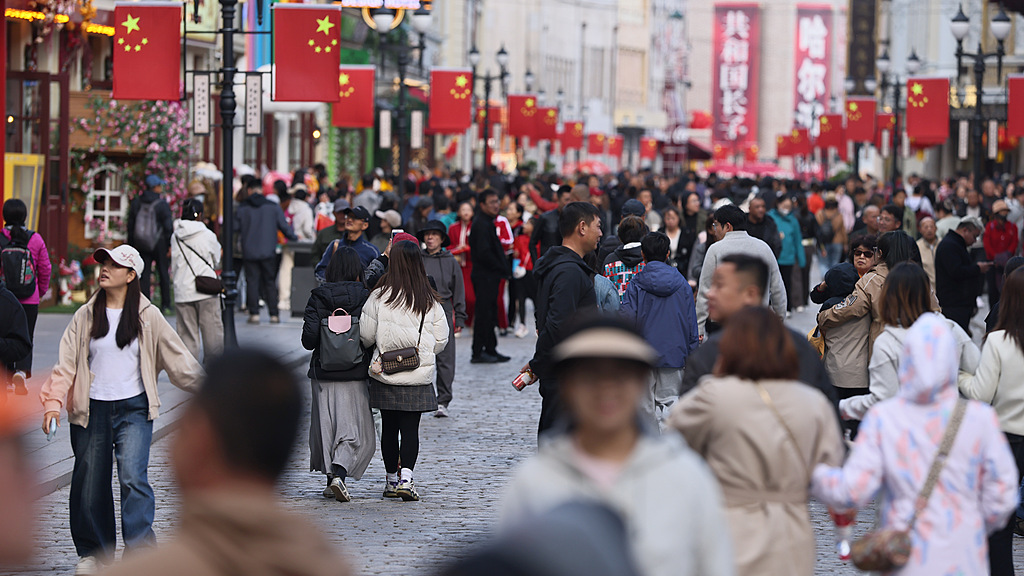Tourists walk on a street in a scenic area, Harbin, northeast China's Heilongjiang  Province, October 1, 2026. /VCG