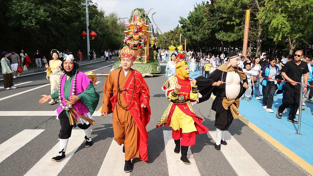 Actors perform an NPC-themed flash mob at the Huaguo Mountain Scenic Area, Lianyungang City, Jiangsu Province, east China, September 27, 2026. /CFP