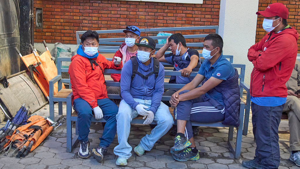 Family members and friends of Nepali climbers gather as the bodies of Nepali climbers recovered after an avalanche on Mount Himlung lie at the morgue of a hospital in Kathmandu, Nepal, September 28, 2026. /VCG