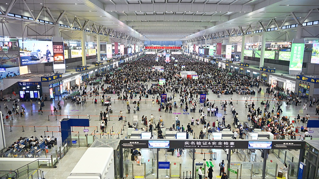 Passengers fill the waiting hall at Shanghai Hongqiao Railway Station ahead of the National Day holiday travel rush, east China's Shanghai Municipality, September 30, 2026. /VCG