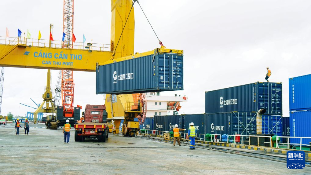 Containers are unloaded from a cargo ship after its arrival at Can Tho Port in Vietnam, September 24, 2026. /Xinhua