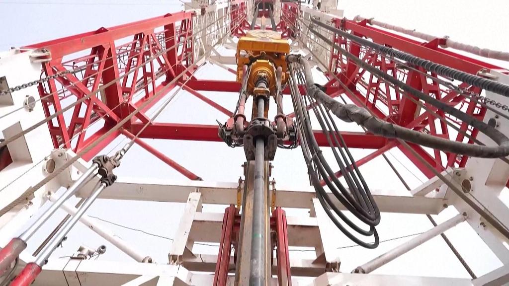 The drilling rig is seen from below. /VCG