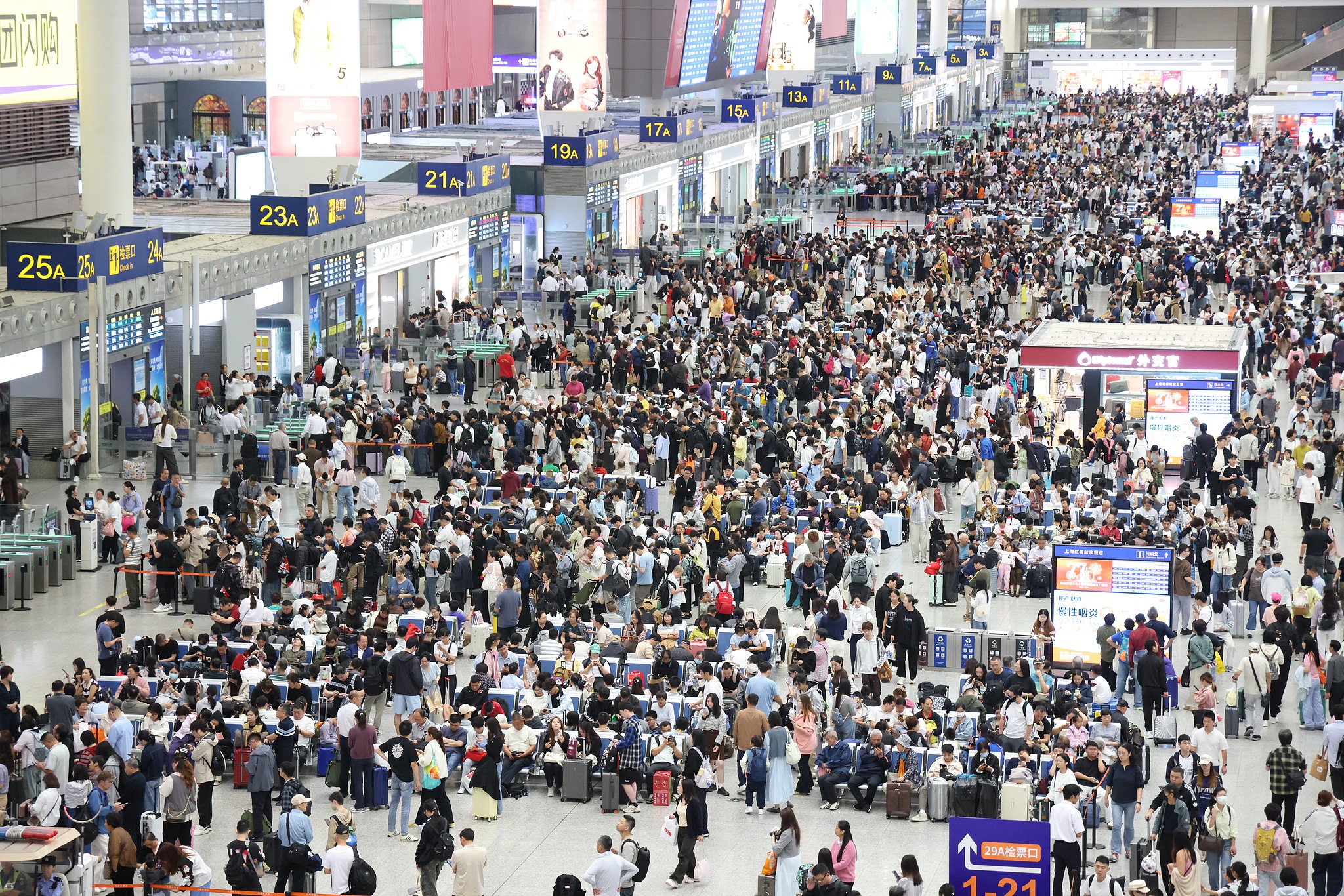 Passenger traffic at Shanghai Hongqiao Railway Station remained at its peak, with people coming and going in the bustling waiting hall, Shanghai, October 2, 2026. /VCG