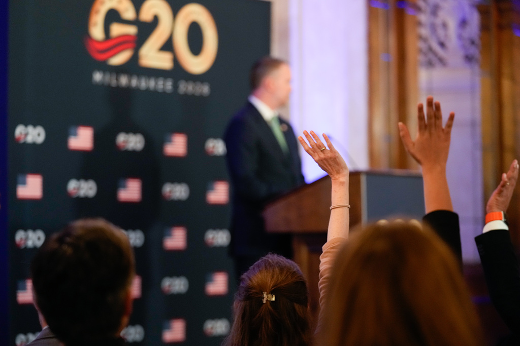Journalists raise their hands to ask United States Trade Representative Jamieson Greer questions during a press conference at the G20 Trade Ministerial in Milwaukee, Wisconsin, US, October 1, 2026. /VCG