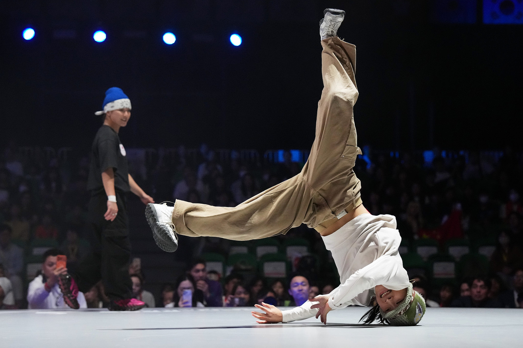China's Guo Pu, known as Royal, right, performs as Japan's Ayumi Fukushima, known as Ayumi, looks on during the B-Girls breaking semifinals at the Asian Games in Tokoname, Japan, October 3, 2026. /VCG