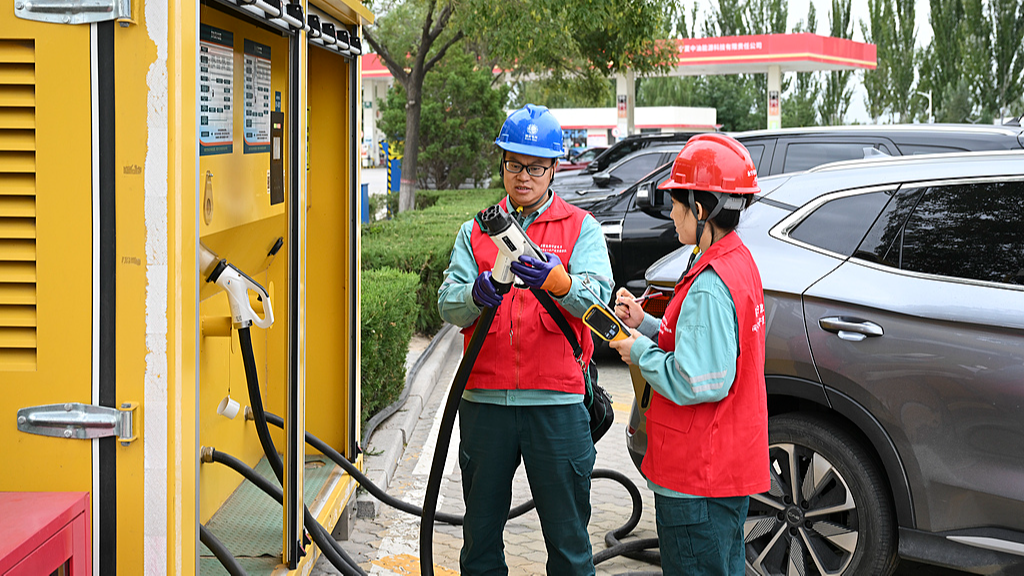 Employees of State Grid Yinchuan Power Supply Company inspect charging facilities at a charging station in the Yongning service area in Yinchuan, northwest China's Ningxia Hui Autonomous Region, October 1, 2026. /VCG