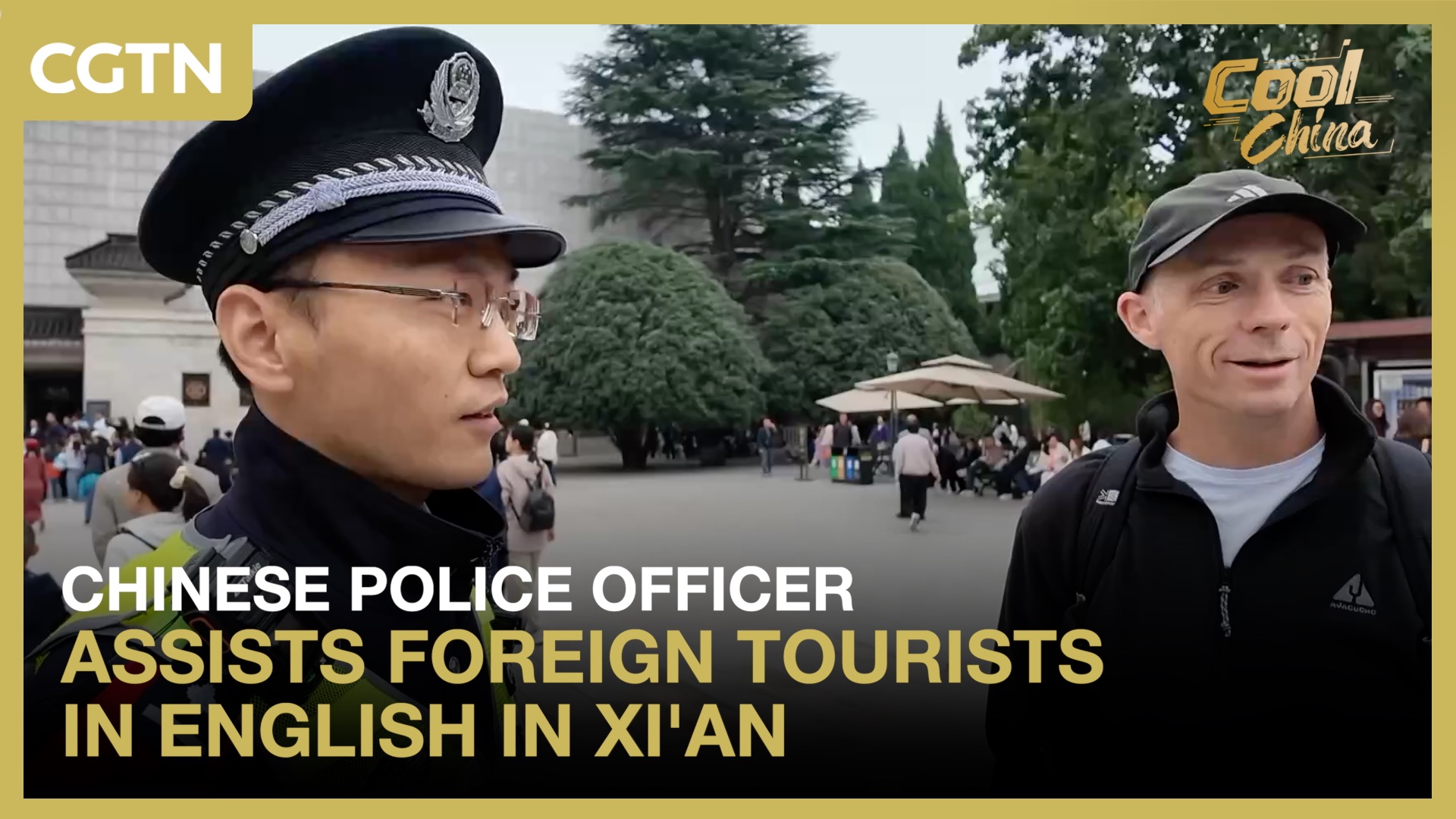 Chinese police officer assists foreign tourists in English in Xi'an