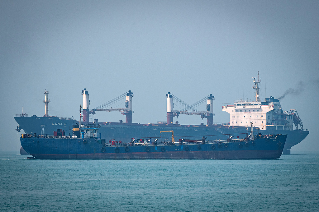 Cargo vessels are anchored in the Strait of Hormuz off the coast of Bandar Abbas, Iran, September 30, 2026. /VCG