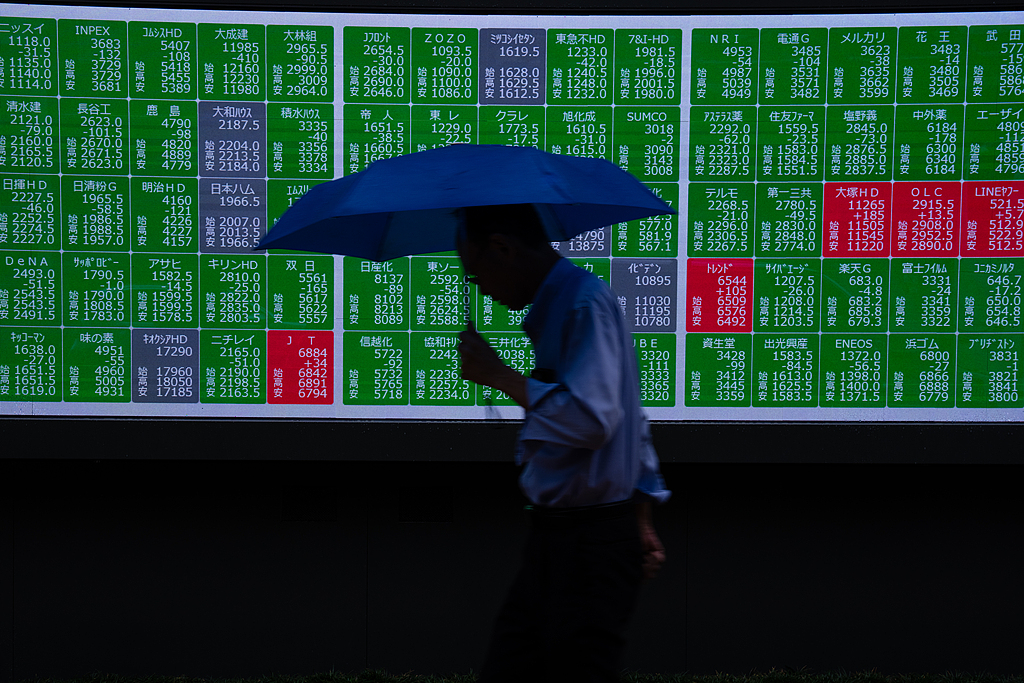 A pedestrian passes by an electronic stock board showing Japan's Nikkei index at a securities firm in Tokyo, Japan, September 29, 2026. /VCG