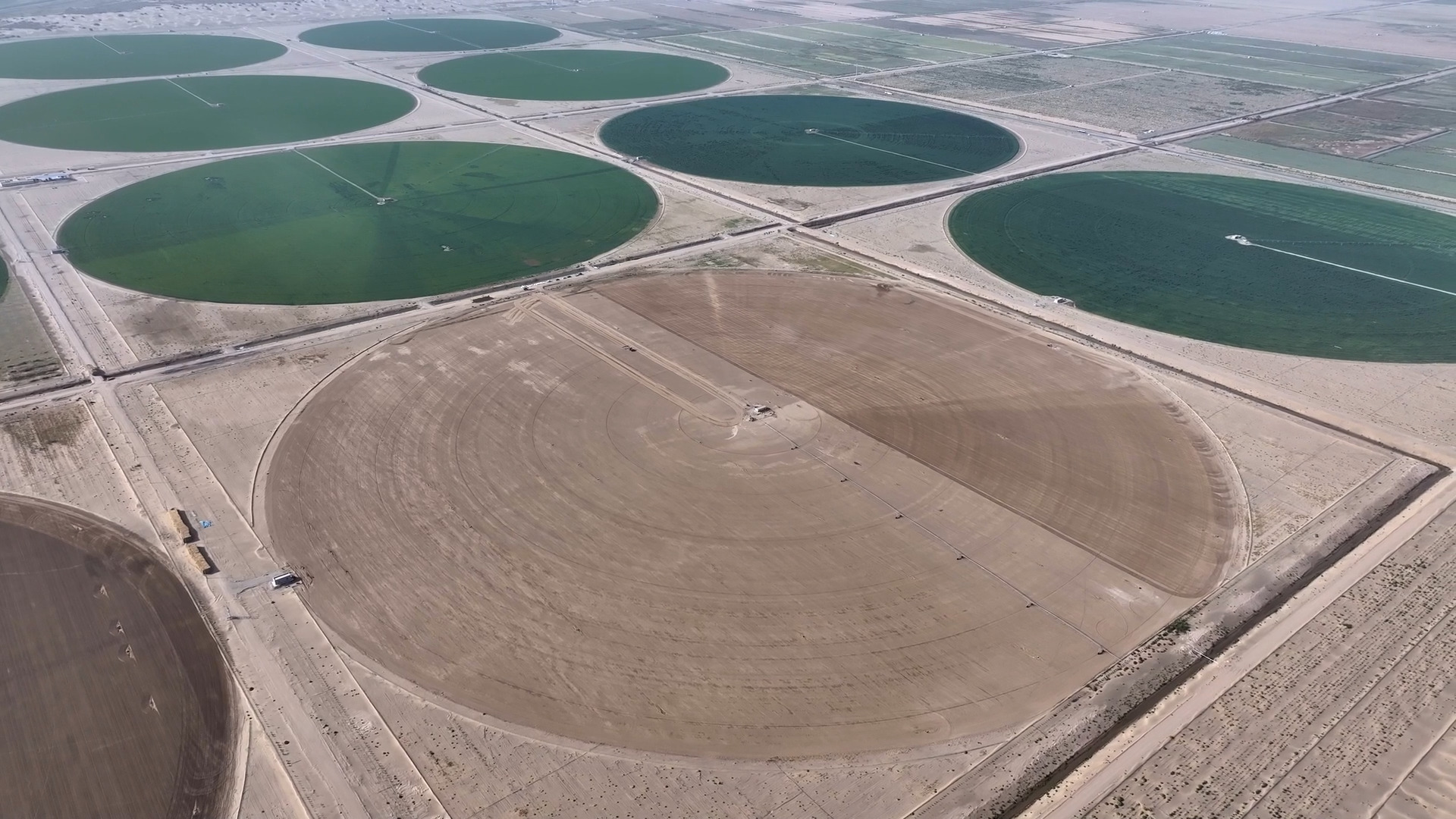 Circle-shaped farms are seem in this aerial image taken near Kunyu City, northwest China's Xinjiang Uygur Autonomous Region, October 5, 2026. /CMG