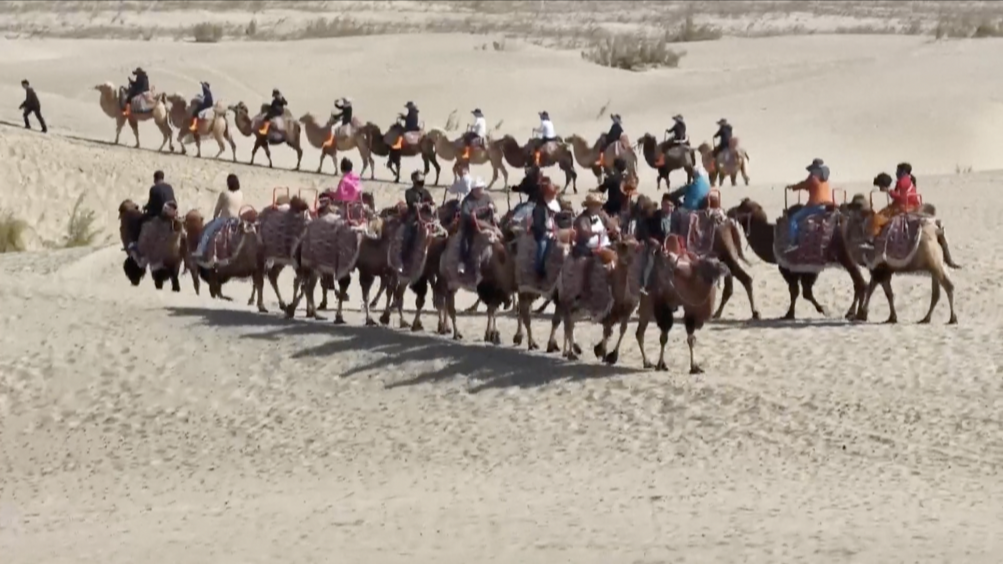 Tourists enjoy desert fun in Kashi during National Day holiday