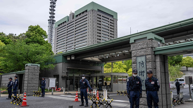 Security workers stand guard at the Ministry of Defense in Tokyo, Japan, April 21, 2026. /VCG