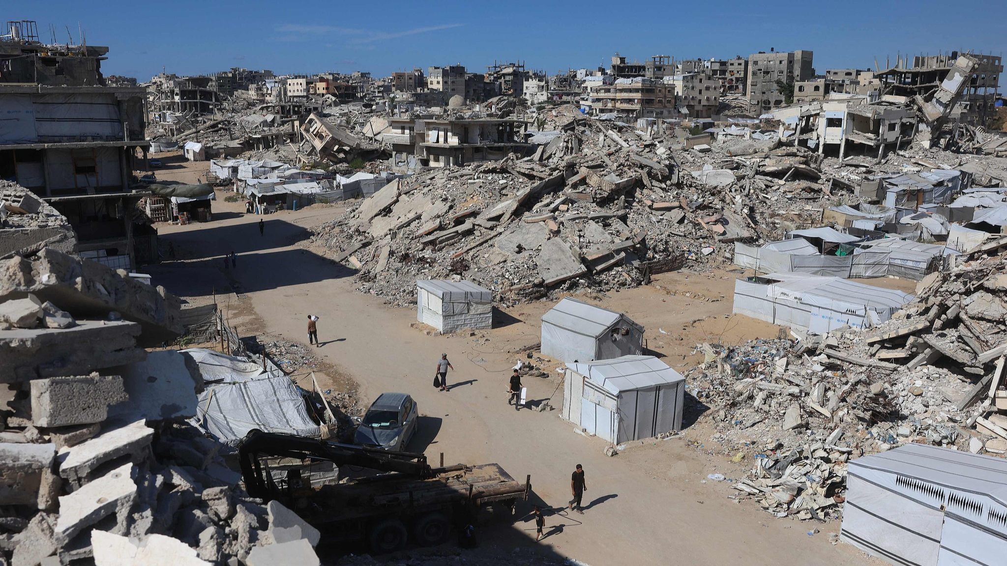 Palestinians walk past destroyed buildings and makeshift shelters at the Jabalia refugee camp in the northern Gaza Strip on October 5, 2026. /VCG