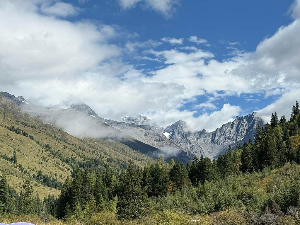 A view of Mt. Siguniang in Aba Zang and Qiang Autonomous Prefecture, southwest China's Sichuan Province. /VCG.