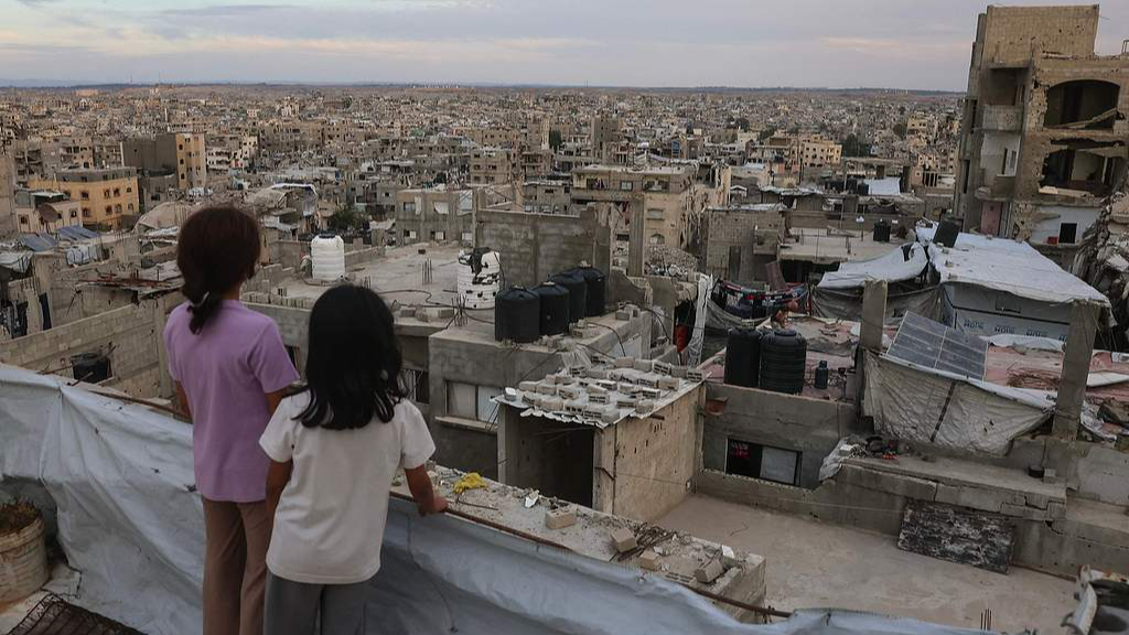 Palestinian children stand on the roof of a building at the Jabalia refugee camp in the northern Gaza Strip, October 5, 2026. /VCG