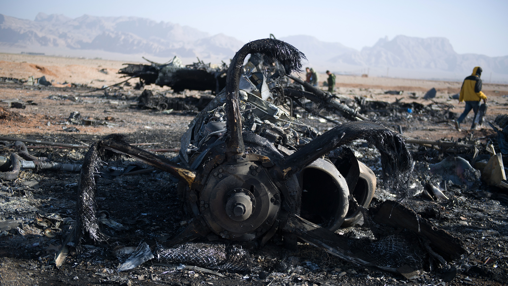 Iranian soldiers and security personnel search the wreckage of a crashed US military aircraft in Isfahan, Iran, April 6, 2026. /VCG