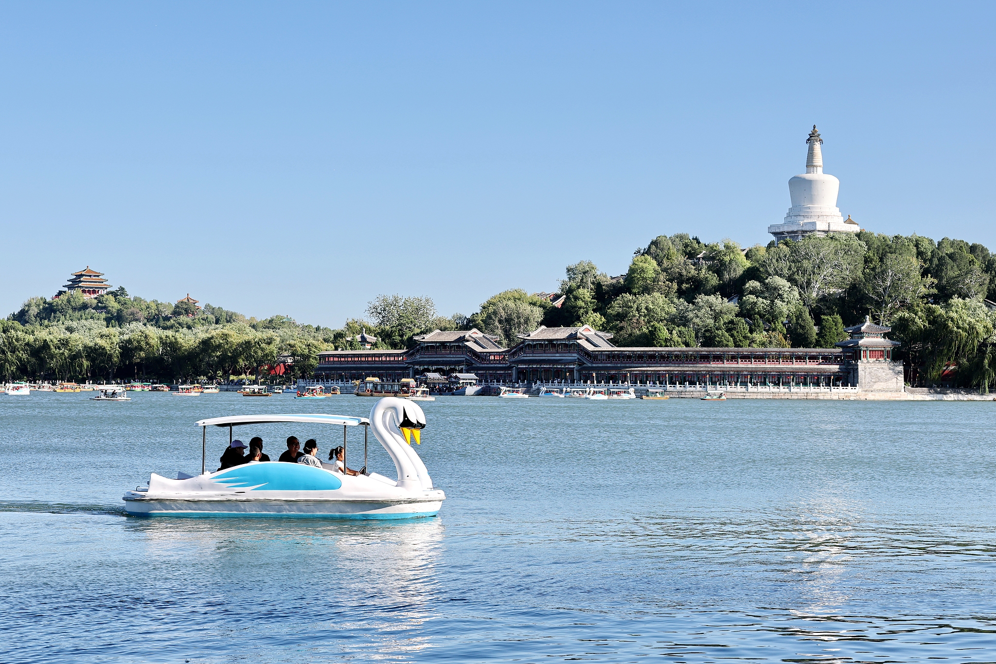 Tourists flock to Beihai Park to boat on Taiye Lake and enjoy the autumn scenery on October 5, 2026, the fifth day of the National Day holiday in Beijing. /VCG