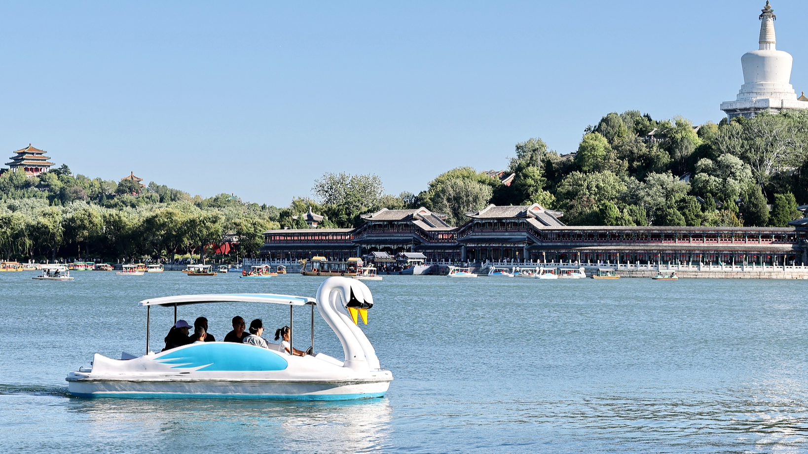 Beijing parks remain busy as National Day holiday ends