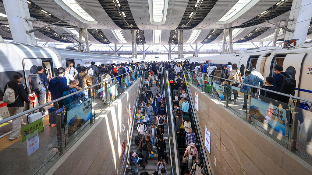 A view of passengers at Beijingnan Railway Station in Beijing, China, October 7, 2026. /VCG