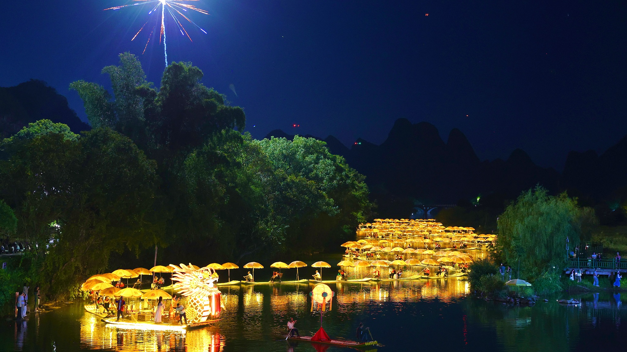 Visitors flock to the Golden Dragon Parade Light Show on the Yulong River in Yangshuo County, Guilin City, south China's Guangxi Zhuang Autonomous Region, October 6, 2026. /VCG