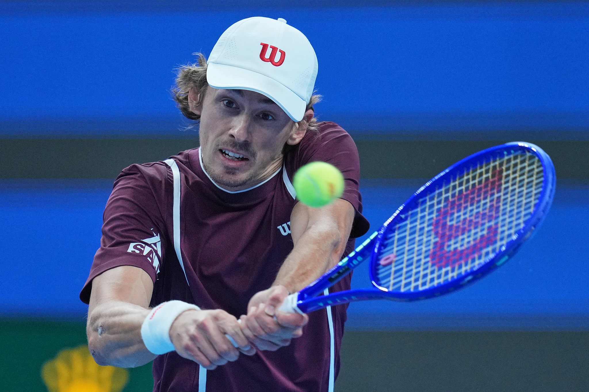 Australia's Alex de Minaur hits a shot against Serbia's Novak Djokovic in the men's singles final at the China Open in Beijing, China, October 6, 2026. /VCG