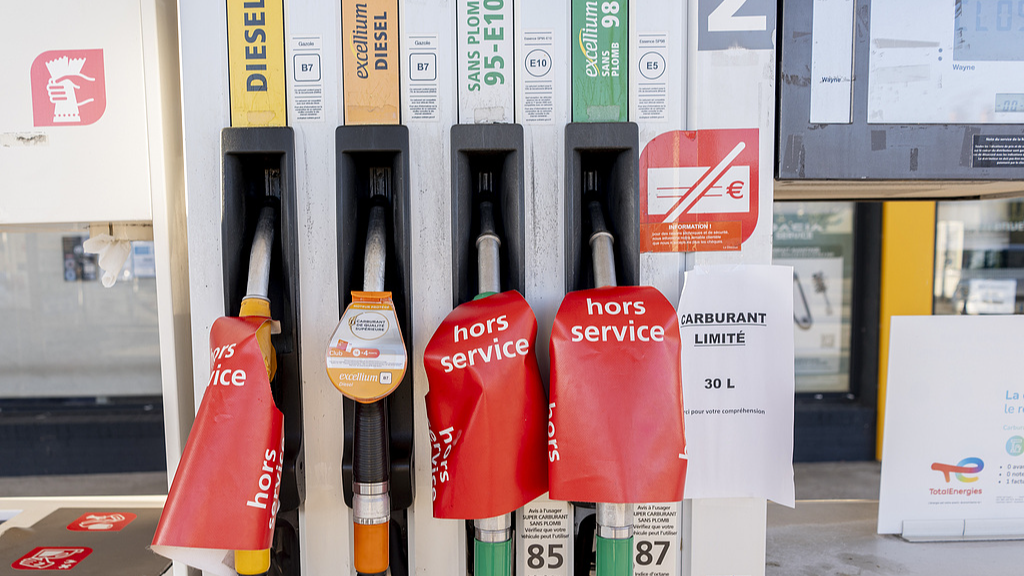 Out of service signs on diesel and petrol fuel nozzles at a gas station in Yvetot, Normandy, France, September 22, 2026. /VCG
