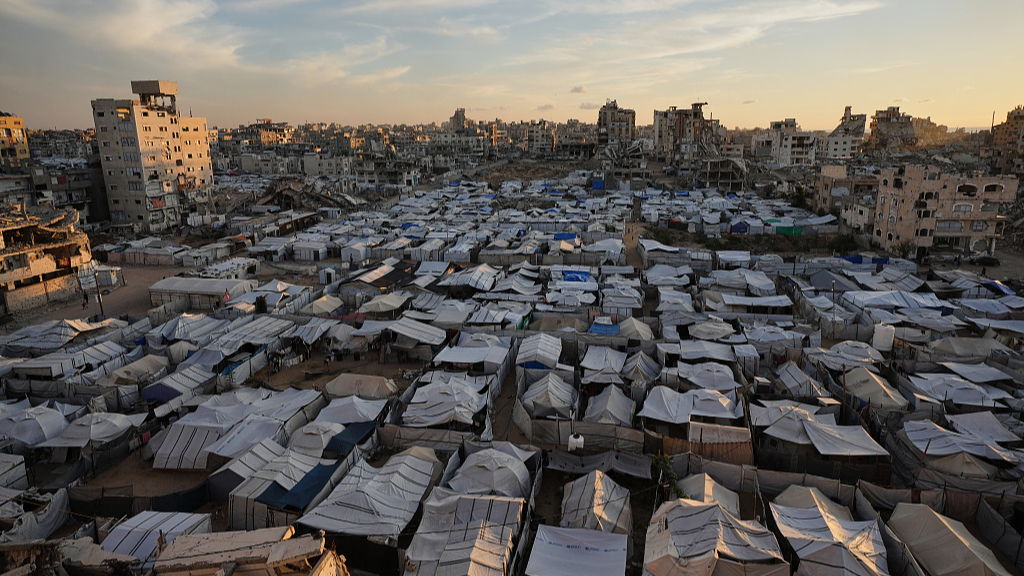 A makeshift tent camp for displaced Palestinians who lost their homes during the Israel-Hamas conflict stretches across Gaza, October 6, 2026. /VCG
