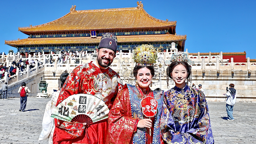 Foreign tourists at the Palace Museum in Beijing, China, October 6, 2026. /VCG