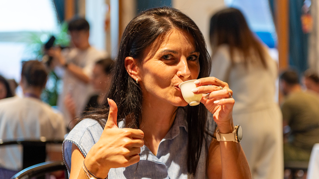 Russian tourist learned black tea brewing in Huzhou, Zhejiang Province, China, June 5, 2026. /VCG