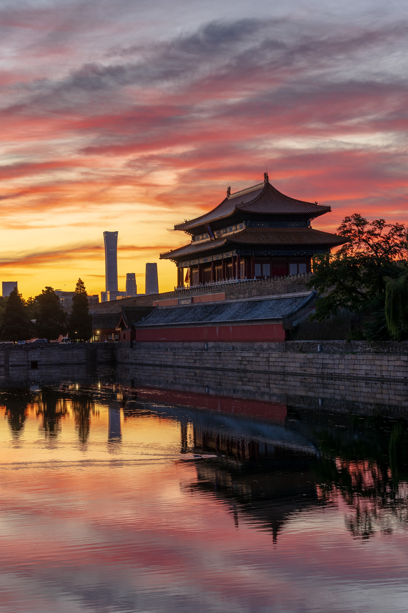 Sunrise is seen over the Shenwu Gate of the Forbidden City in Beijing, China, October 2024. /CGTN