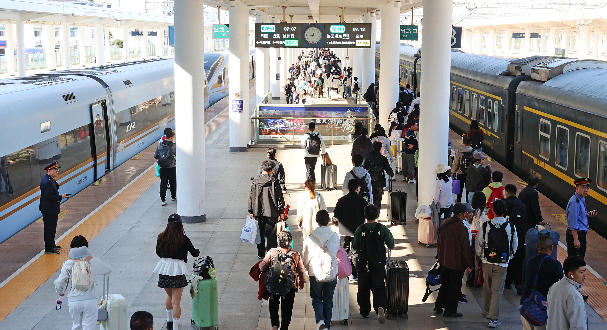 Passengers board trains at Lianyungang Railway Station in Lianyungang, east China's Jiangsu Province, October 7, 2026. /VCG