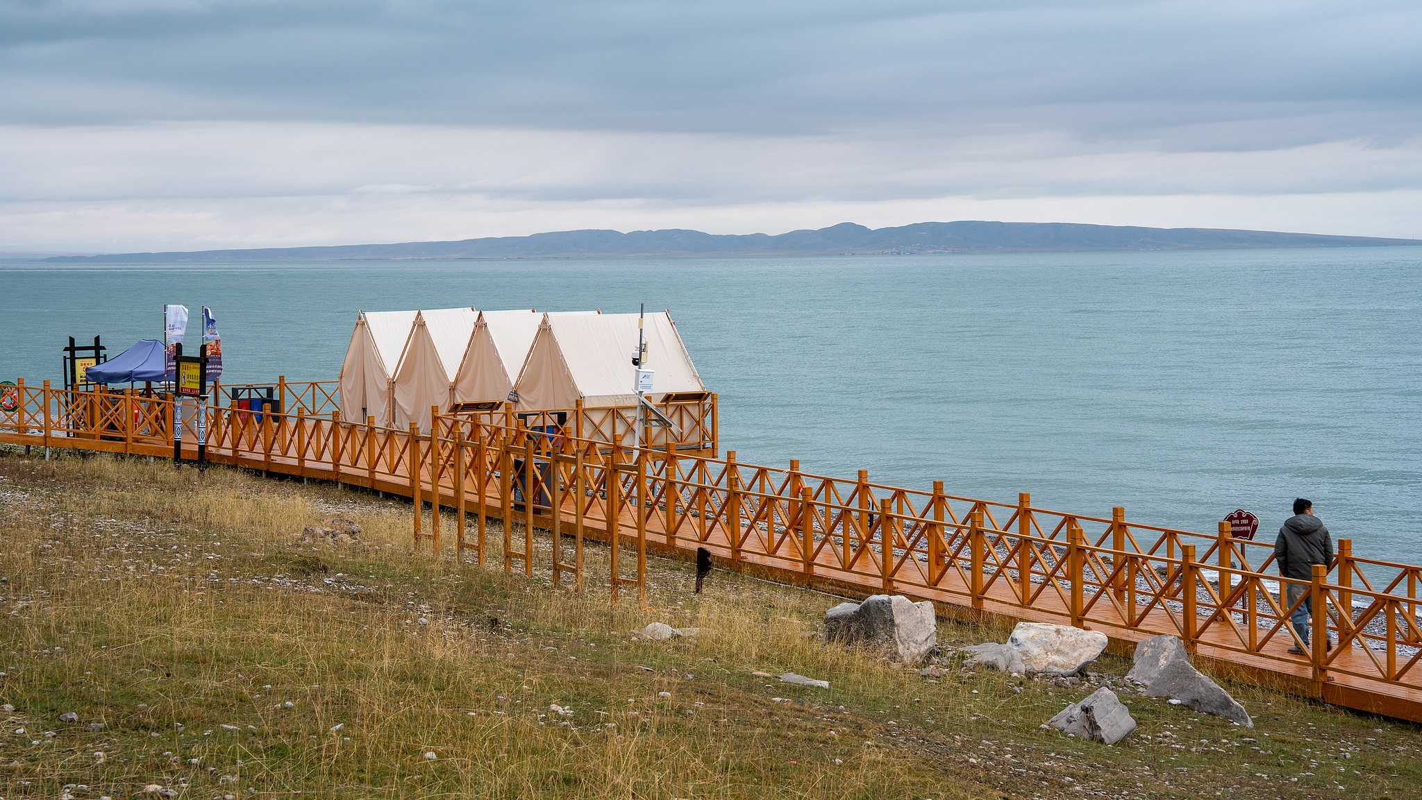 Visitors enjoy lake views at Dongge'er Observation Deck, Qinghai Lake, Qinghai, Sept 28, 2026./ VCG