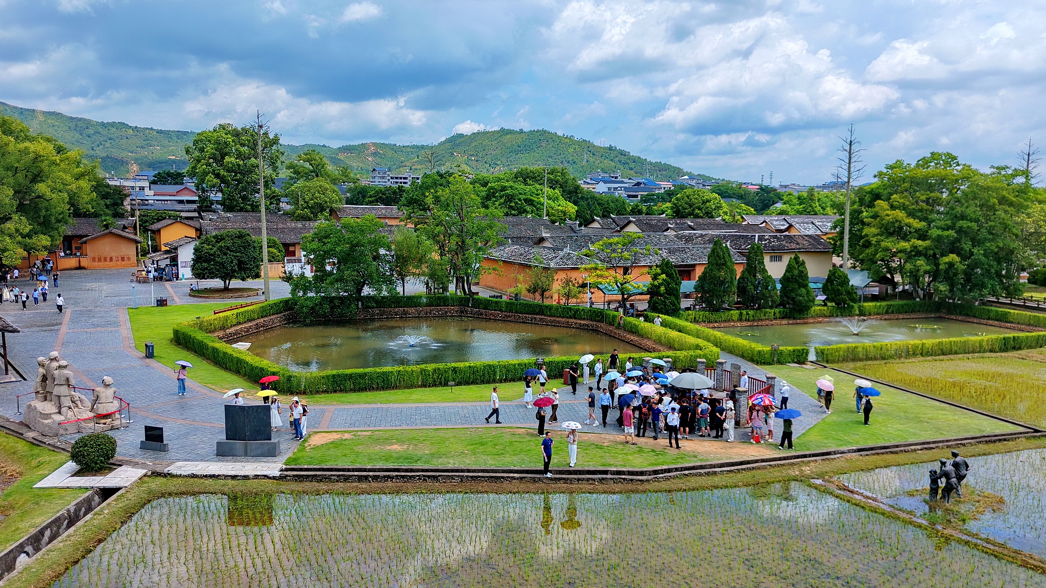 Visitors learn about the Red Well’s revolutionary story at the Red Well Scenic Area, Ruijin, Jiangxi Province, July 29, 2026./ VCG