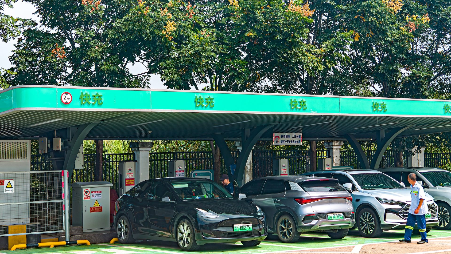 EV charging surges on Chinese expressways during holiday
