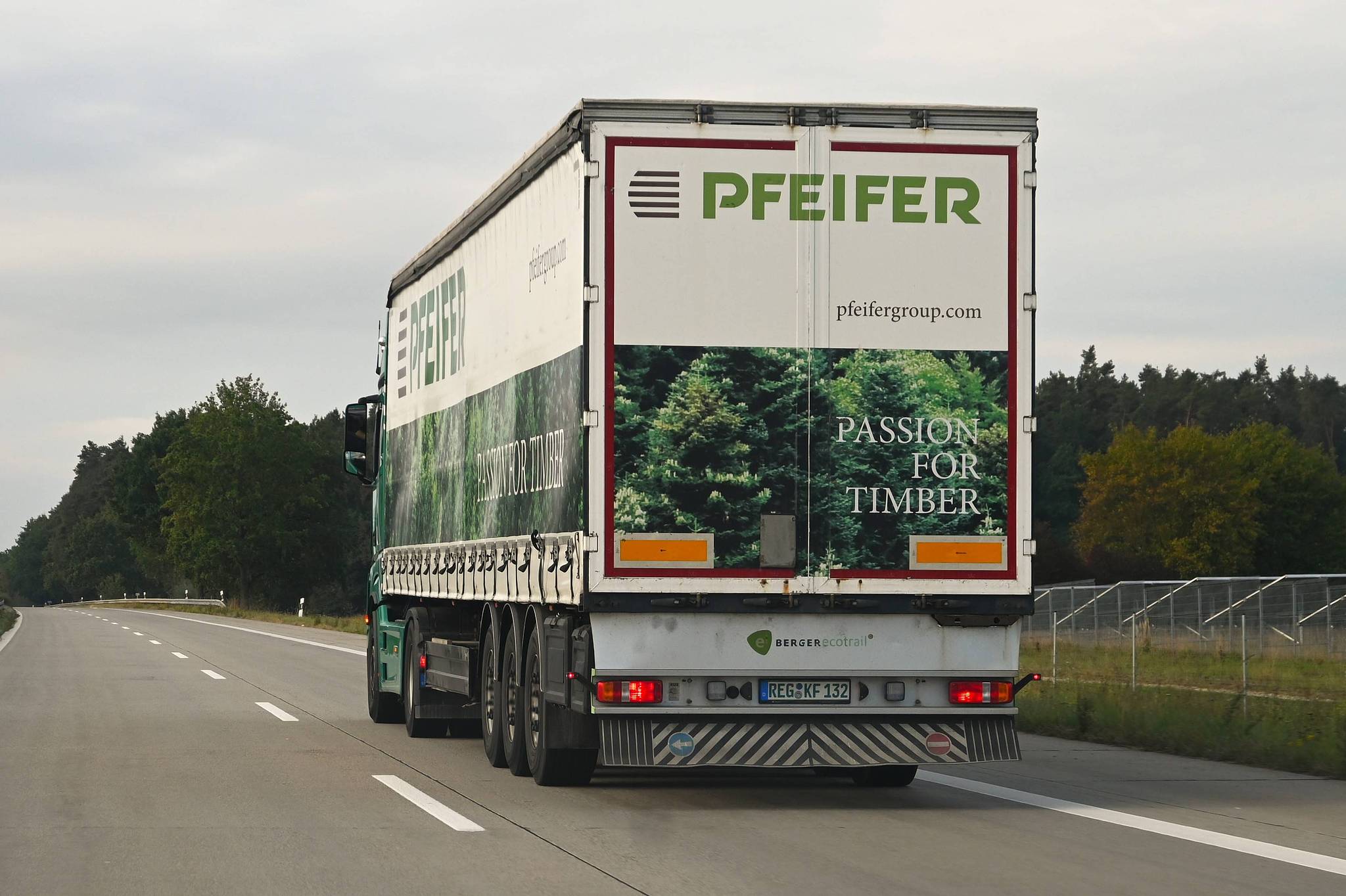 A cargo truck transporting goods of a European wood products company, October 6, 2026 /VCG