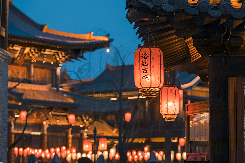Night view of Wenfeng Pagoda in Luoyi Ancient City, Luoyang. /VCG