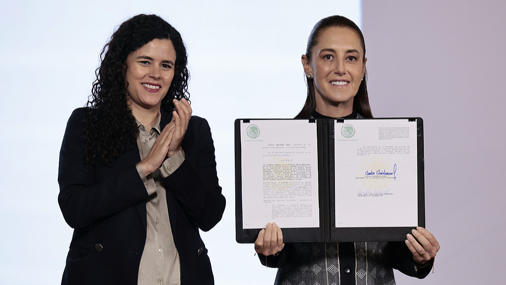 Mexican President Claudia Sheinbaum (R) and Legal Counsel to the Presidency Luisa Maria Alcalde during a press conference at the National Palace in Mexico City, Mexico, October 7, 2026. /VCG
