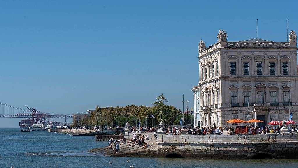 People seek shade and ways to cool down during a hot day in Lisbon, Portugal, September 21, 2026. /VCG