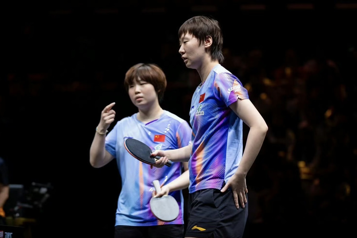 China's Kuai Man (L) and Wang Manyu celebrate after beating Australia's Yangzi Liu and Germany's Yuan Wan in a women's doubles match in the round of 16 at the WTT China Smash in Beijing, China, October 7, 2026. /Weibo
