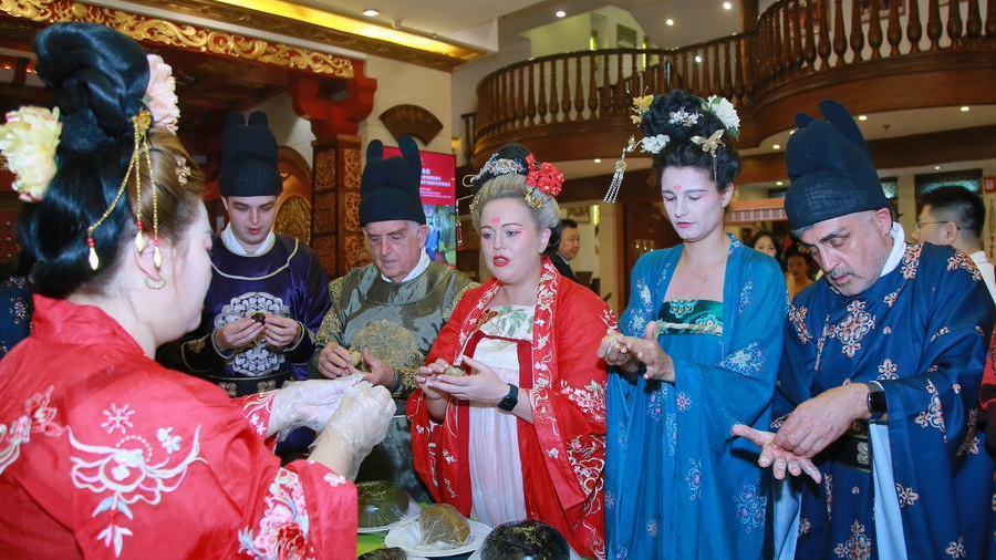 Foreign tourists dressed in Hanfu learn to make mooncakes at a restaurant in Xi'an, northwest China's Shaanxi Province, September 23, 2026. /Xinhua