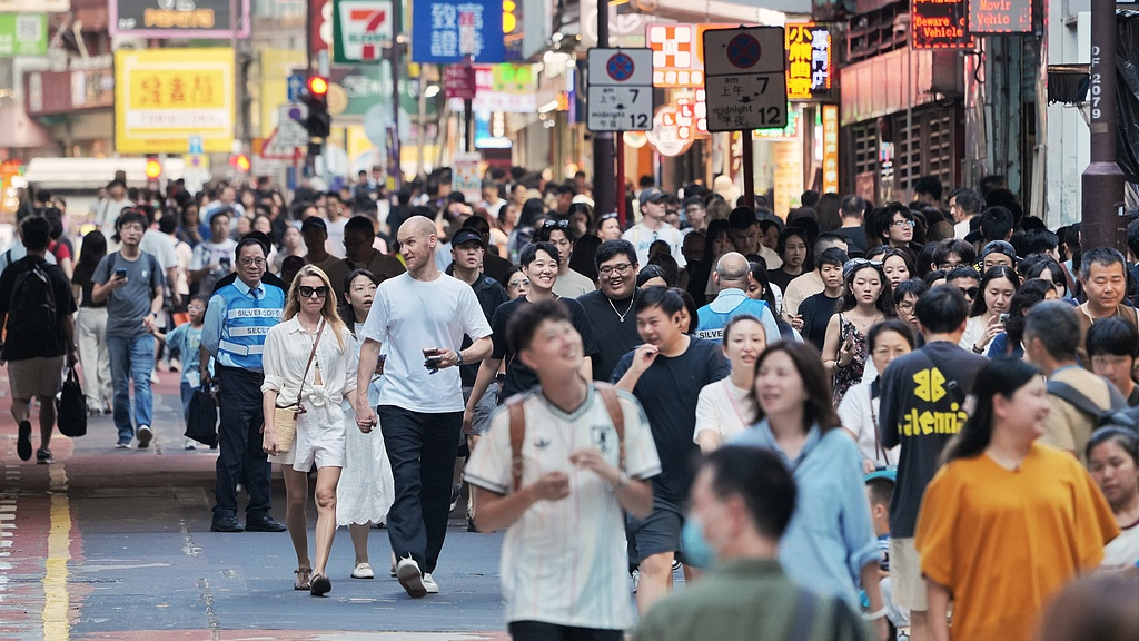Tourists at a street in the Hong Kong Special Administrative Region, October 2, 2026. /VCG