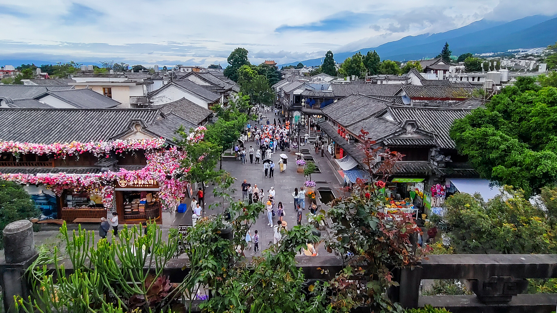 Live: Stunning view of Cangshan Mountain from Dali Old Town – Ep. 8