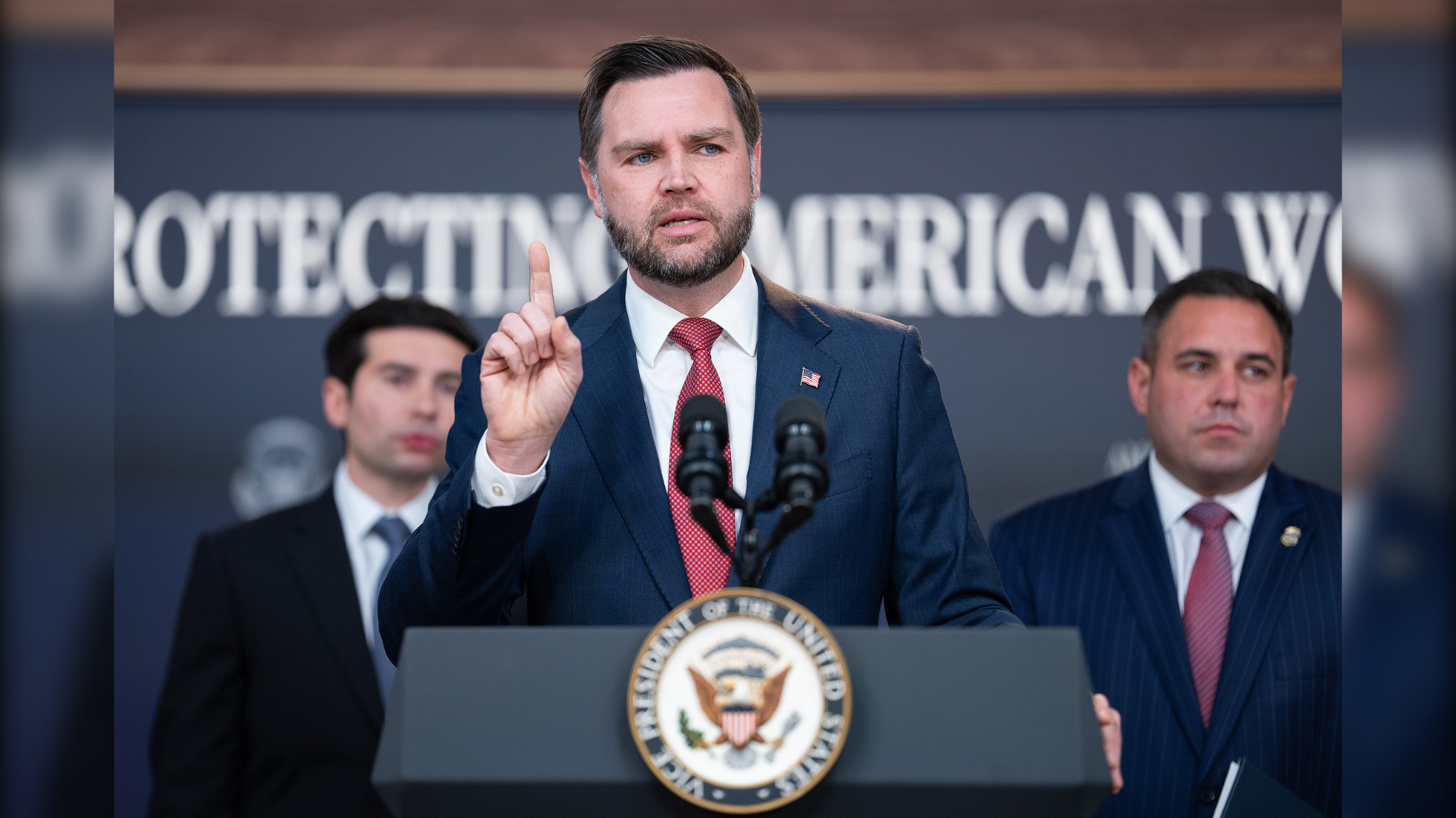 US Vice President JD Vance (C) makes an announcement at the White House, Washington, DC, US, October 8, 2026. /VCG