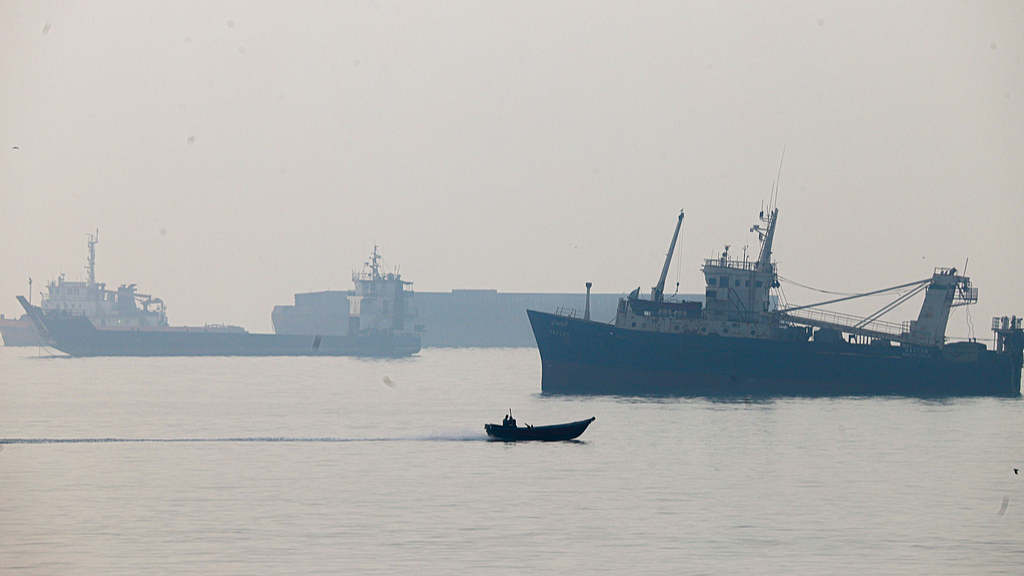 Commercial vessels anchored in the Strait of Hormuz off Bandar Abbas, Iran, October 6, 2026. /VCG