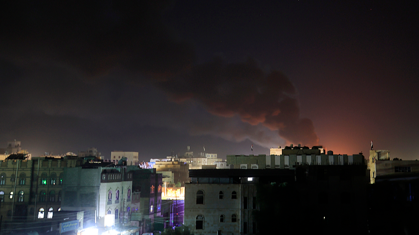 Smoke rises from a position following a Saudi-led airstrike in Sanaa, Yemen, October 8, 2026. /VCG
