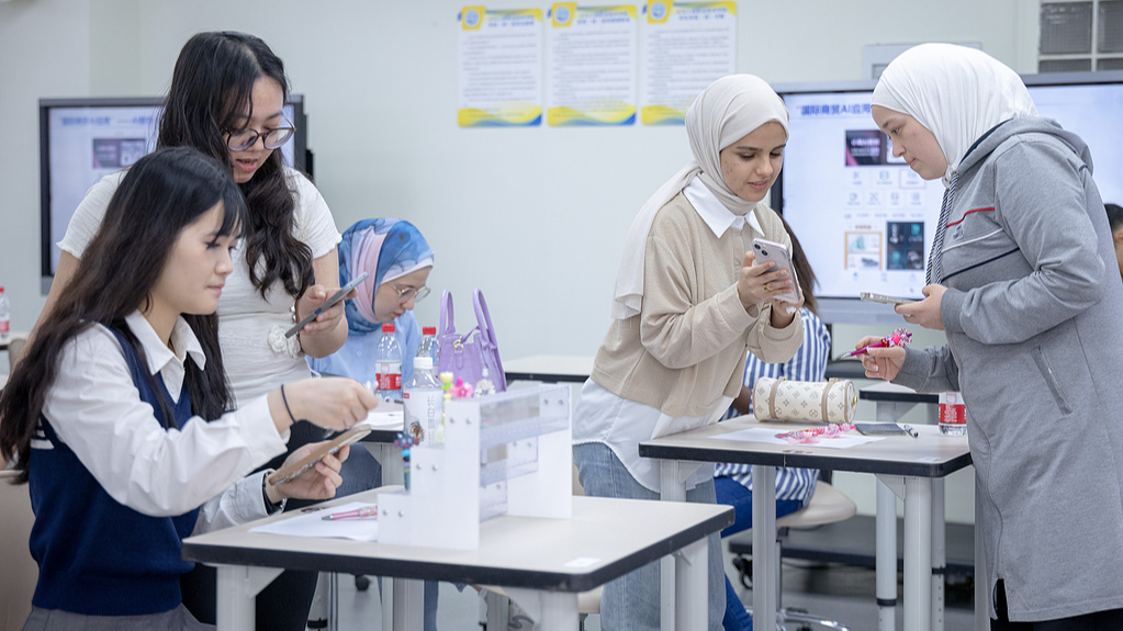 International female youths learn how to use AI tools to promote and showcase products in online stores in Yiwu, Zhejiang Province, April 22, 2025. /VCG